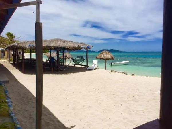 Mana Lagoon Backpackers Villa Bagian luar foto
