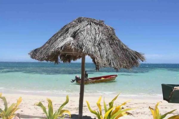 Mana Lagoon Backpackers Villa Bagian luar foto